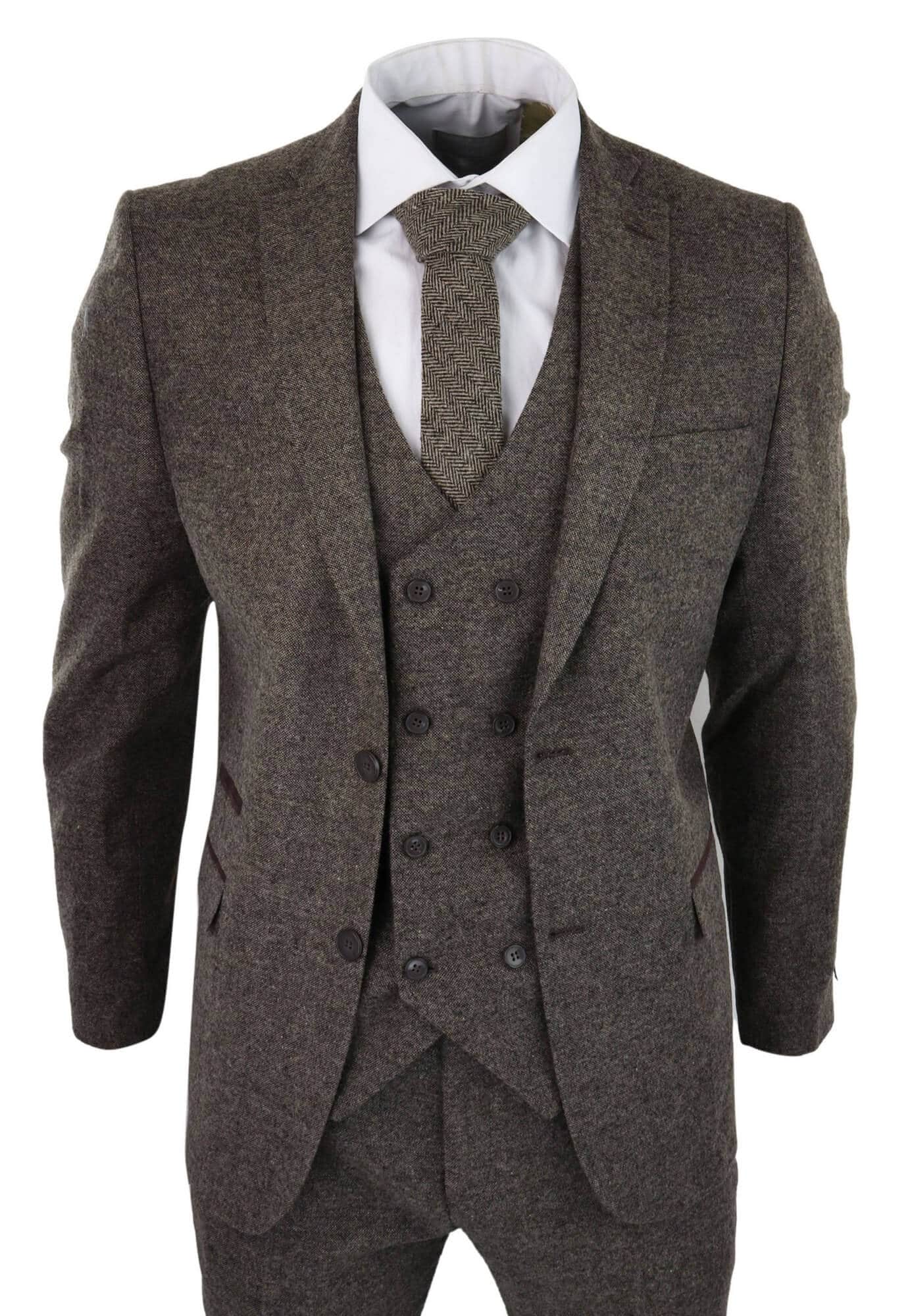 Traje de tres piezas para hombre en color marrón roble con chaleco cruzado.