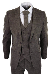 Traje de tres piezas para hombre en color marrón roble con chaleco cruzado.