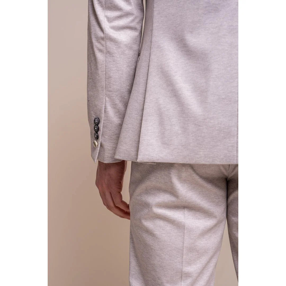 Traje de boda clásico de tres piezas color crema para hombre de Valencia
