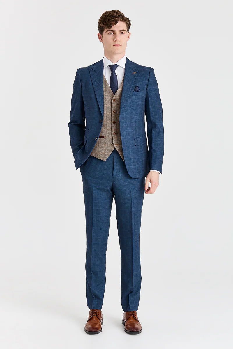 Traje azul marino Viceroy con chaleco de tweed marrón Harris en contraste.