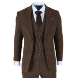 Traje marrón a rayas finas con corbata sobre fondo blanco