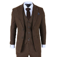 Traje marrón a rayas finas con corbata sobre fondo blanco