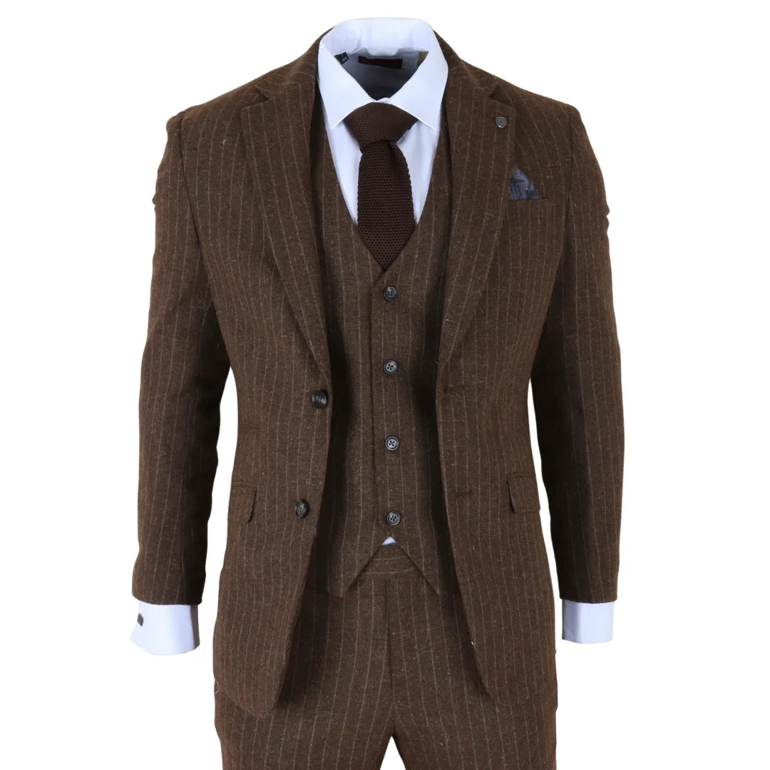 Traje marrón a rayas finas con corbata sobre fondo blanco