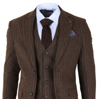 Traje de tres piezas para hombre, de corte ajustado y rayas finas marrones.