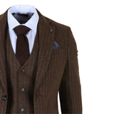 Traje de tres piezas para hombre, de corte ajustado y rayas finas marrones.
