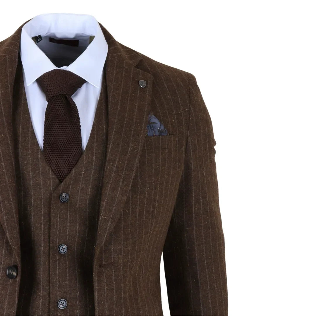 Traje de tres piezas para hombre, de corte ajustado y rayas finas marrones.