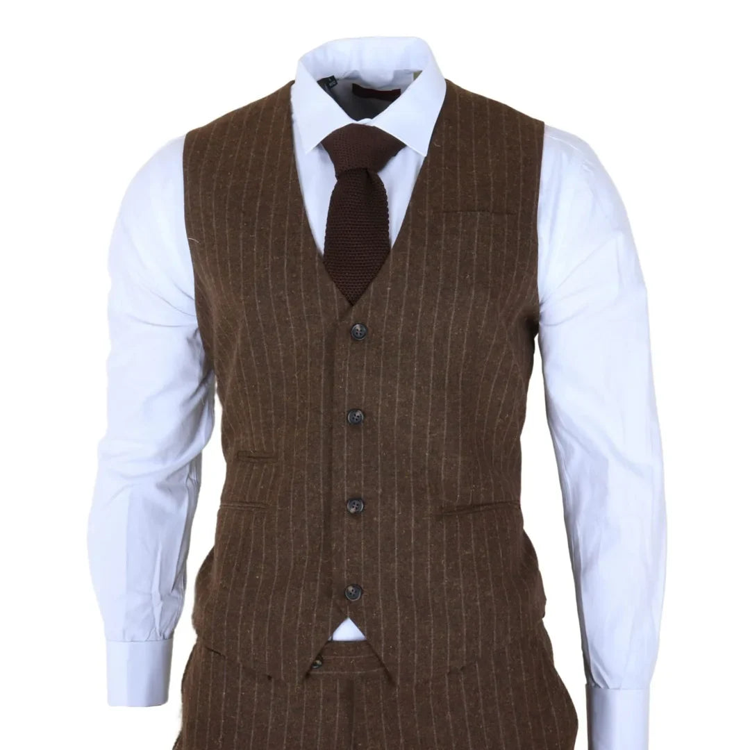 Traje de tres piezas para hombre, de corte ajustado y rayas finas marrones.