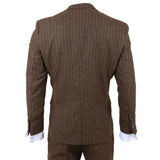 Traje de tres piezas para hombre, de corte ajustado y rayas finas marrones.