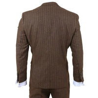 Traje de tres piezas para hombre, de corte ajustado y rayas finas marrones.