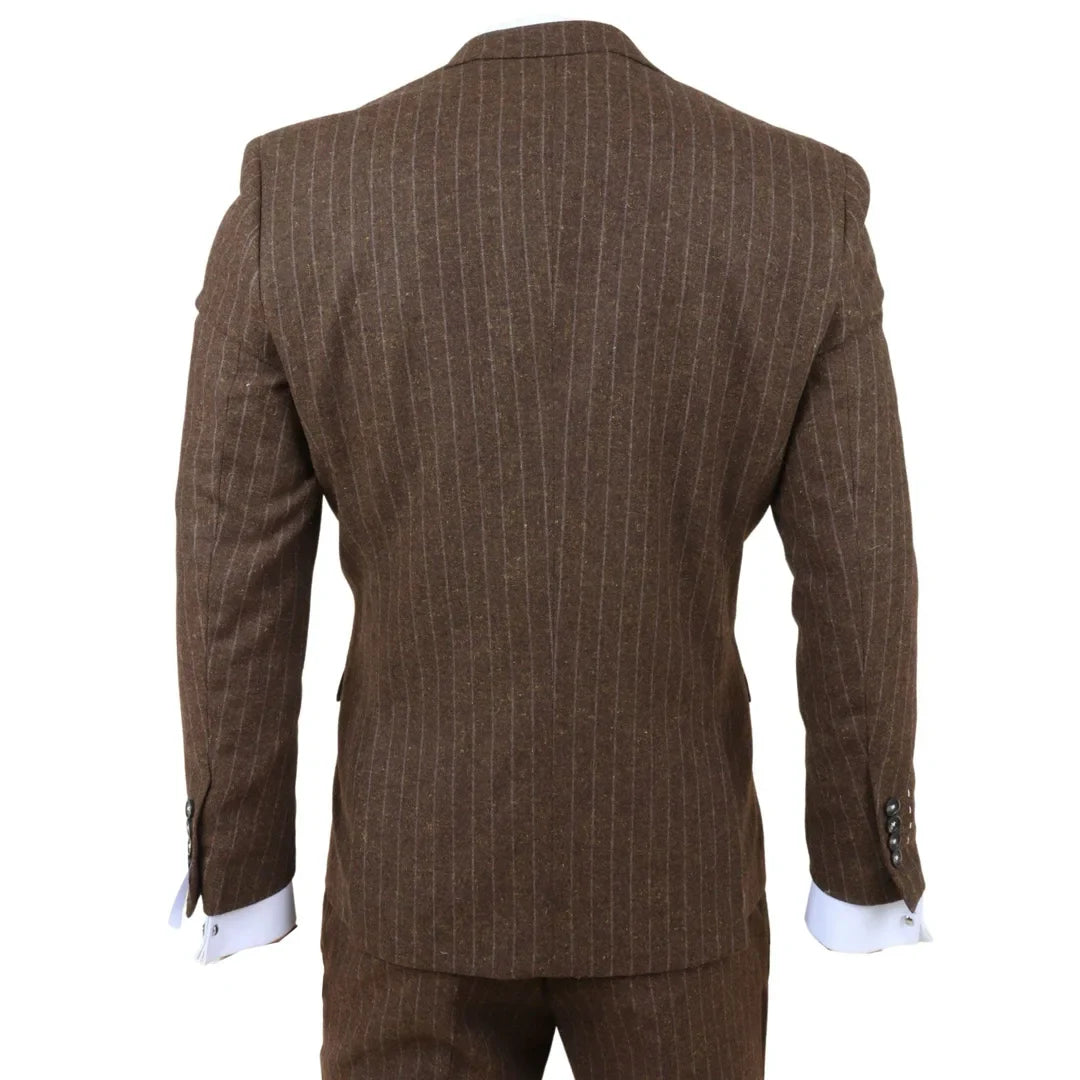 Traje de tres piezas para hombre, de corte ajustado y rayas finas marrones.