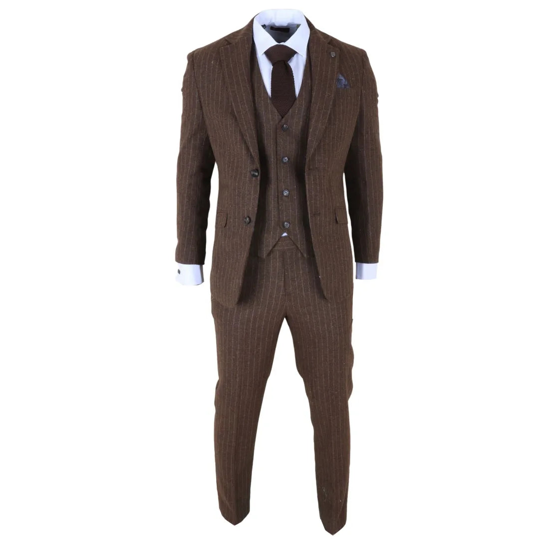 Traje de tres piezas para hombre, de corte ajustado y rayas finas marrones.