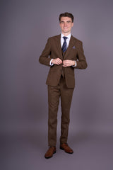 Traje de tres piezas para hombre, de corte ajustado y rayas finas marrones.