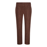 Pantalones marrones sobre fondo blanco