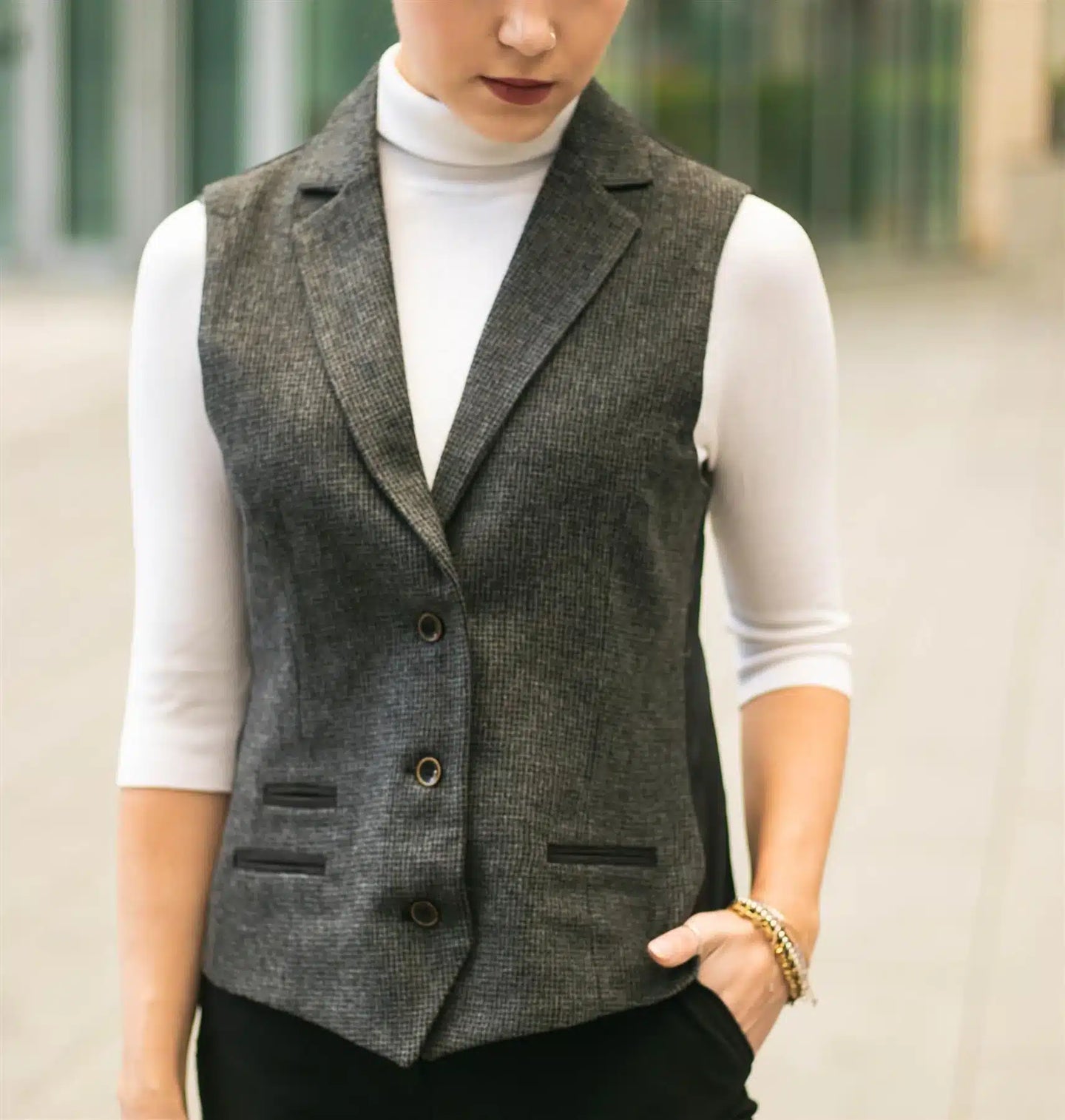 Chaleco de mujer de tweed gris con estampado de espiga, estilo años 20, corte entallado, vintage retro.