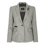 Blazer gris con una camisa estampada debajo sobre un fondo blanco.