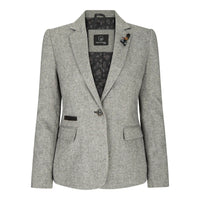 Blazer gris con una camisa estampada debajo sobre un fondo blanco.