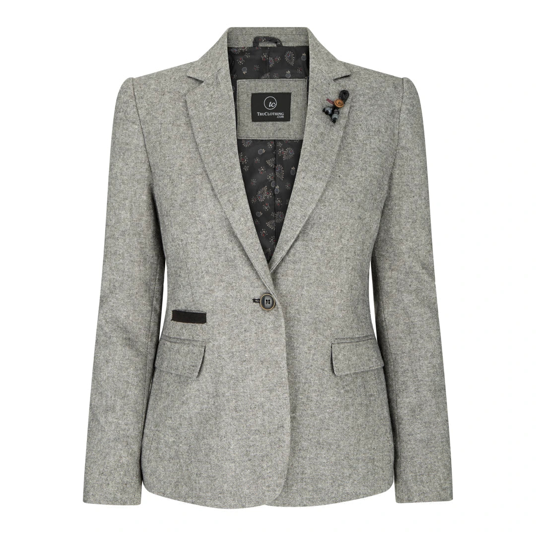 Blazer gris con una camisa estampada debajo sobre un fondo blanco.