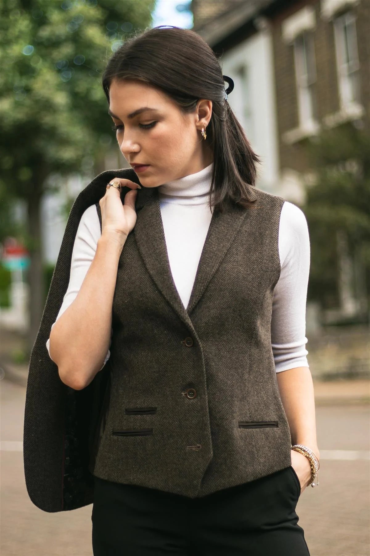 Chaleco de mujer de tweed con diseño de espiga, color marrón, estilo vintage de los años 20, corte clásico y elegante.
